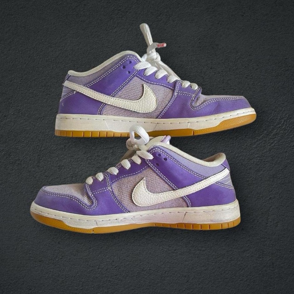 Super rare lilac Nike dunks size 7.5. Basically new rarely worn. Have box.